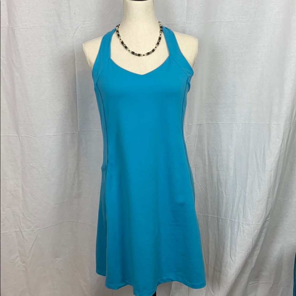 V-neck strappy dress with built in bra